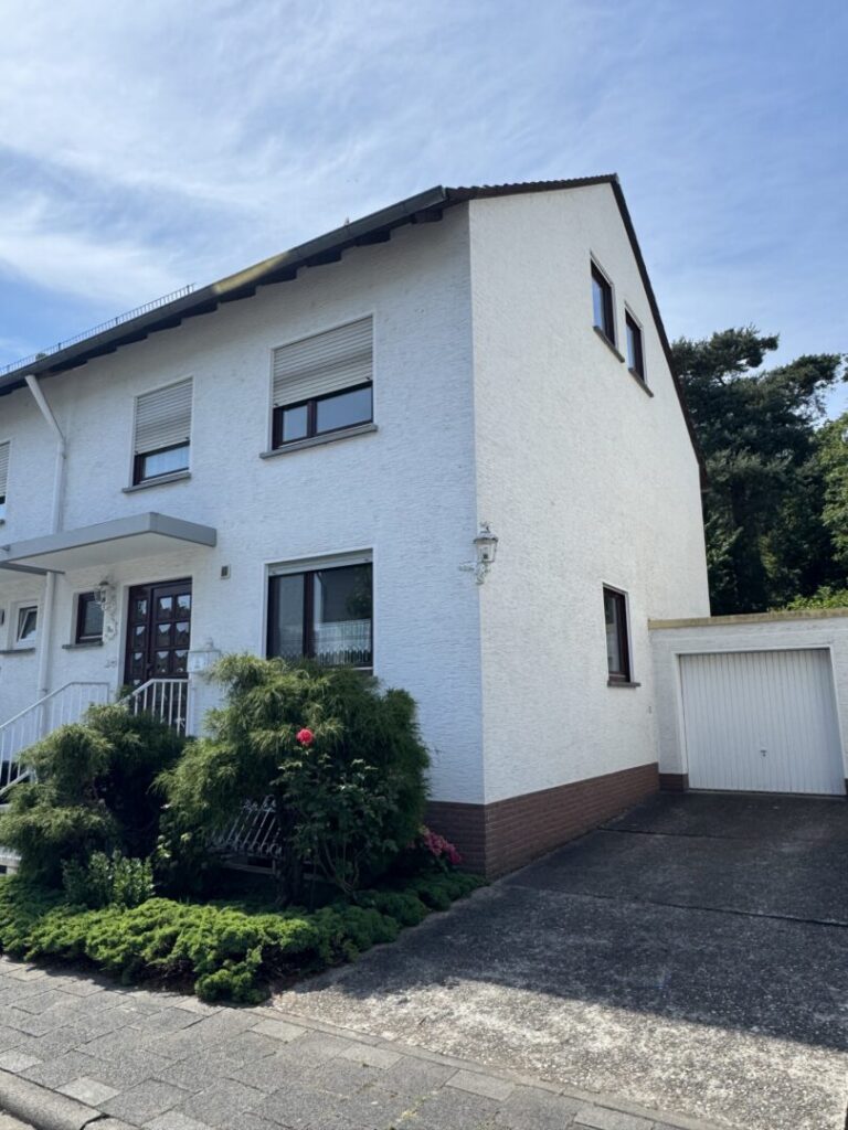 Ansicht Seite mit Garage