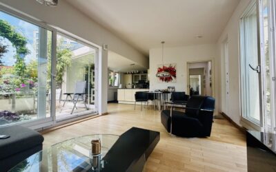 Wohnzimmer Mit Terrasse Und Kü