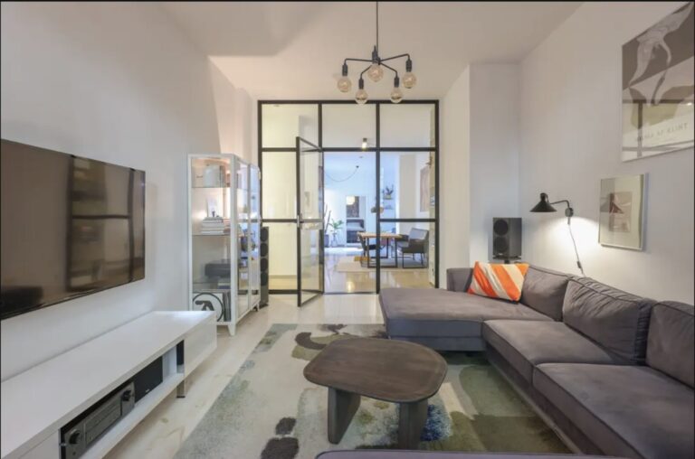 Zimmer mit Blick in Küche