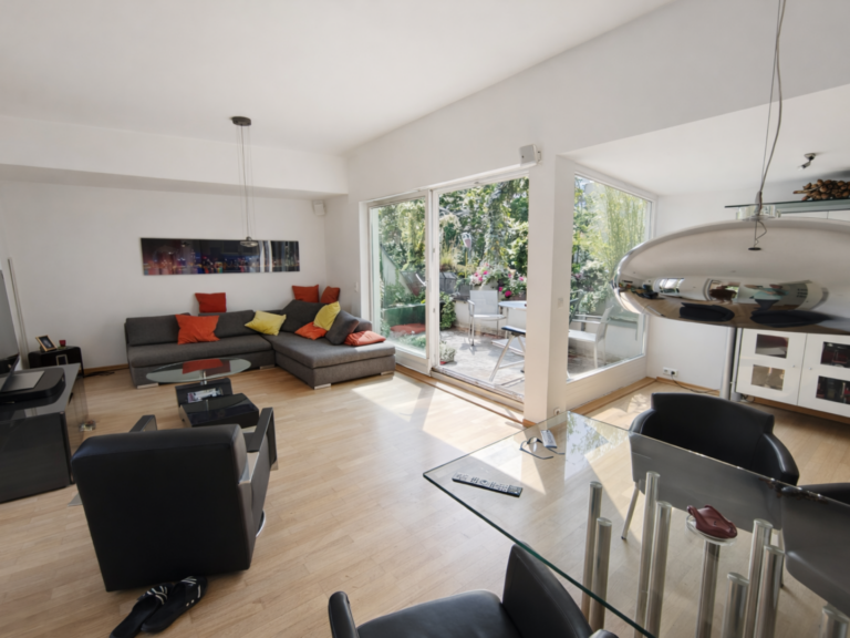 Wohnzimmer und Balkon