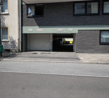 Ki-Visualisierung – Einfahrt Zum Garagenhof