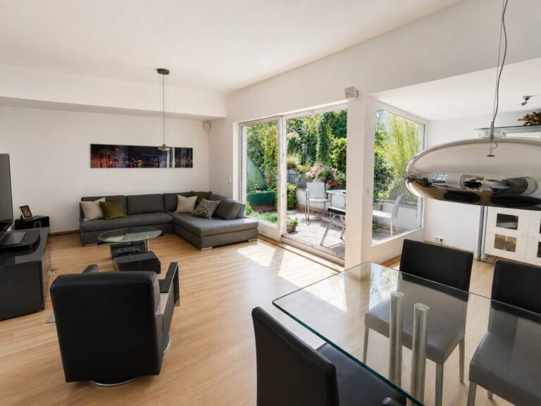 Wohnzimmer und Balkon