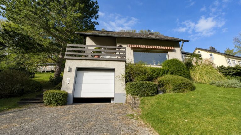 Hausansicht mit Garage