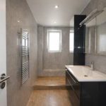 Ki-Visualisierung – Bad Mit Dusche Und Fenster