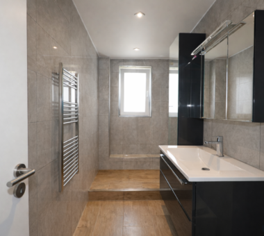 Ki-Visualisierung – Bad Mit Dusche Und Fenster