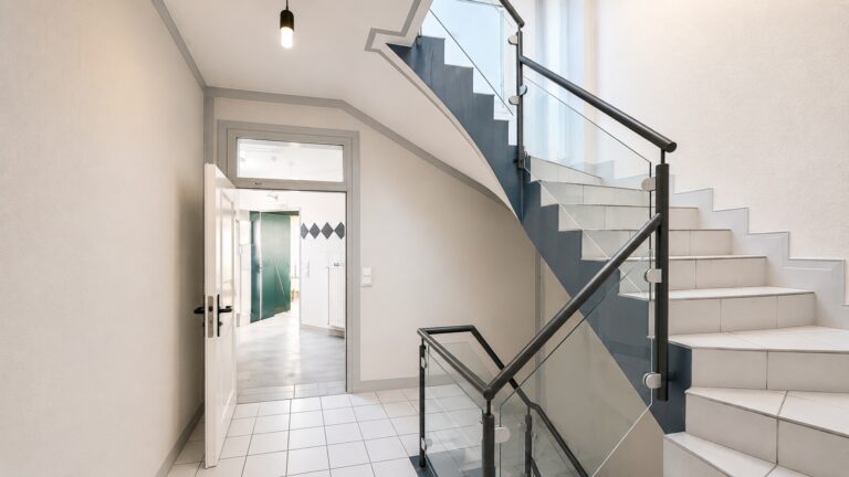 Treppeneingang Whg. + Gewerbe