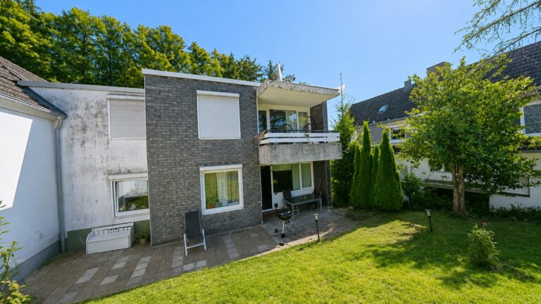 Hausansicht & Gartenansicht