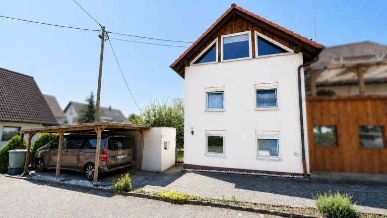 Haupteingang & Carport