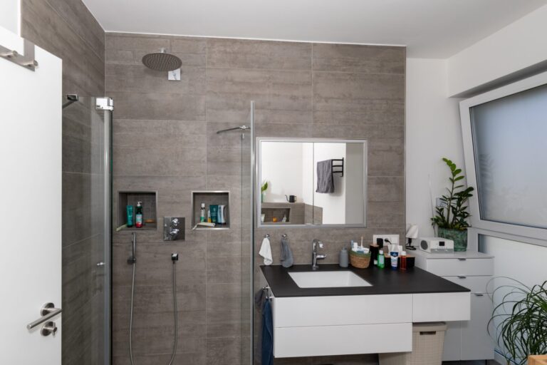 Bad 1 mit Badewanne und Dusche