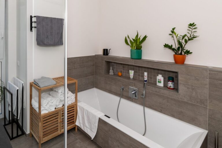 Bad 1 Mit Badewanne und Dusche