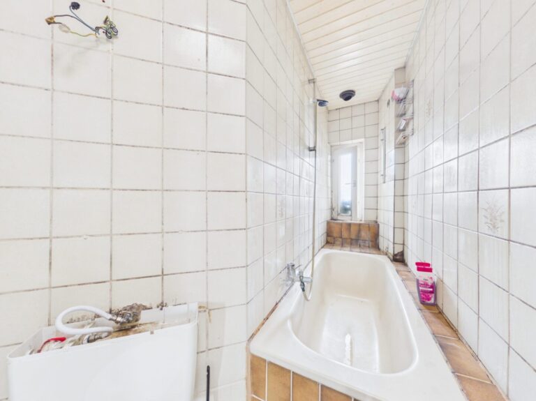 Badezimmer sanierungsbedürftig