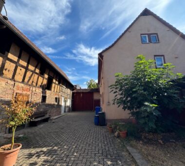 Wohnhaus Und Nebengebäude