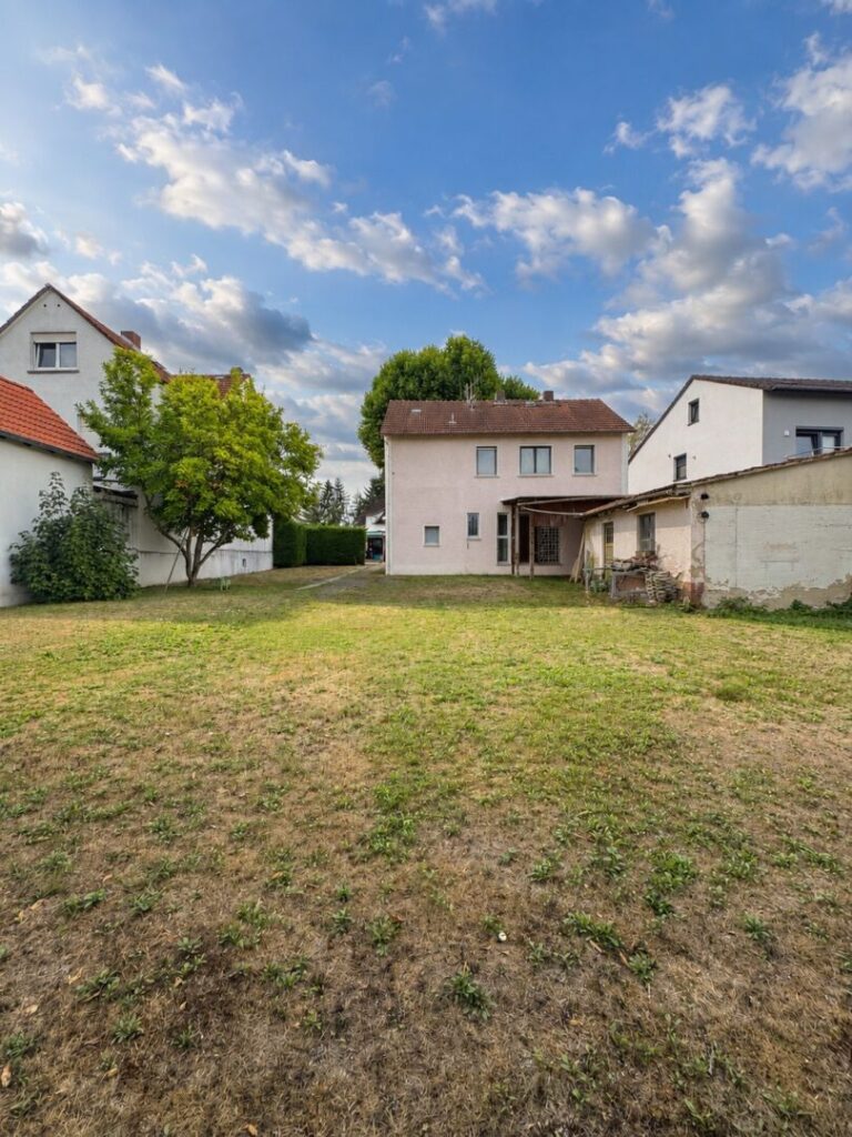 Blick vom Garten aufs Haus