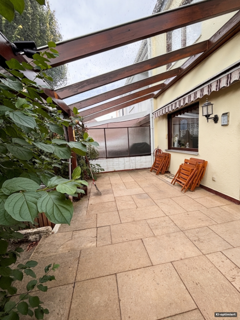 KI-optimiert – große Terrasse mit Pergola