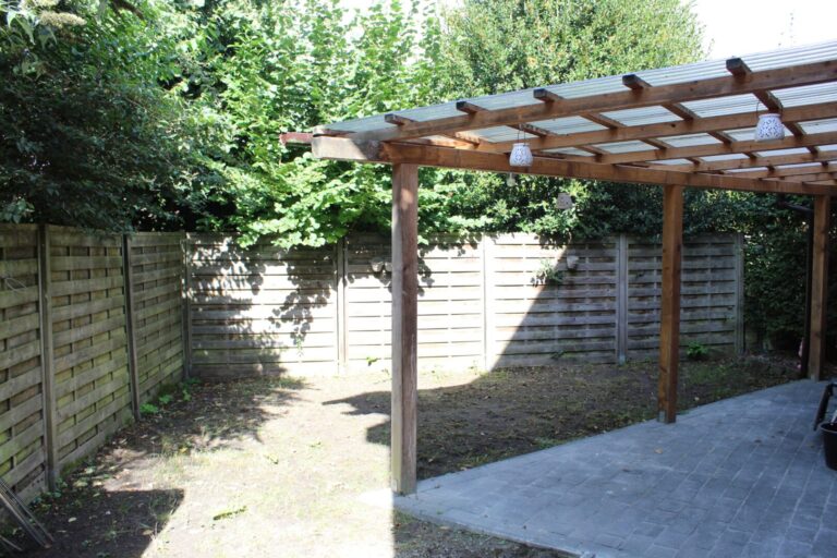 überdachte Terrasse und Garten