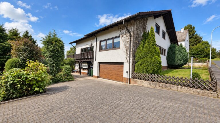 Außenbereich mit Garage (KI)