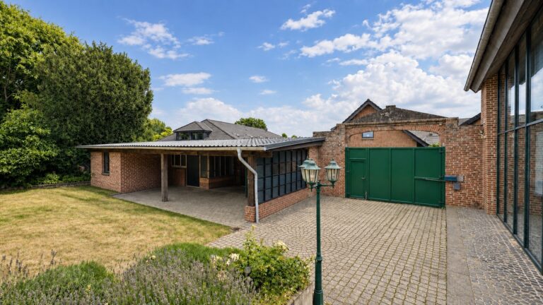 Einfahrt - Innenhof - Carport