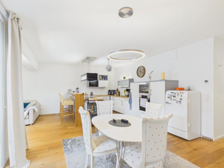 Offenes helles Wohn-Esszimmer