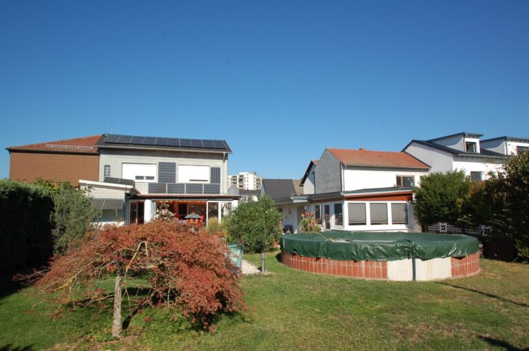 Blick zum Pool und Gartenhaus