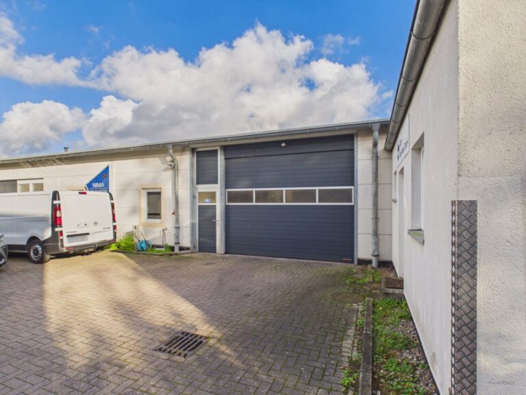 Garageneinfahrt zum Hallenteil