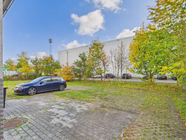 Parkfläche hinter dem Gebäude