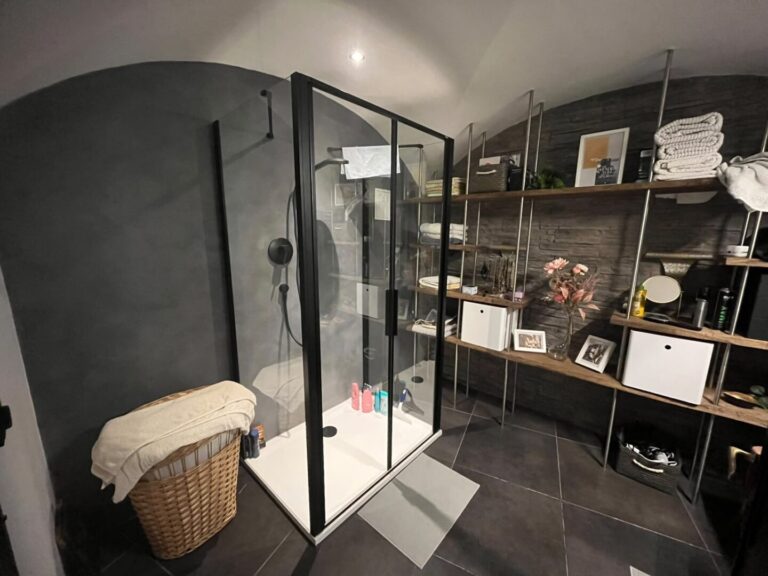 Badezimmer mit Dusche