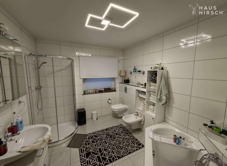 Badezimmer mit Badewanne und Dusche