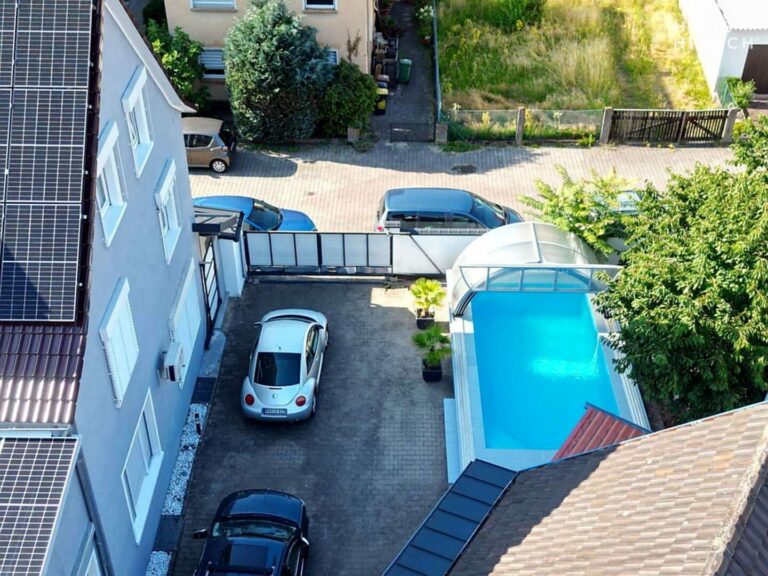Luftaufnahme Haus, Pool und 4er Garage