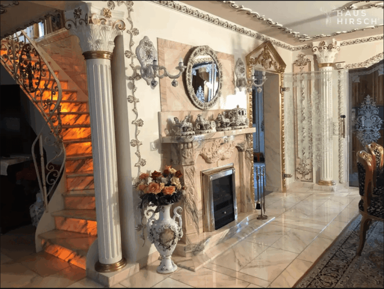 Kamin und Treppenaufgang