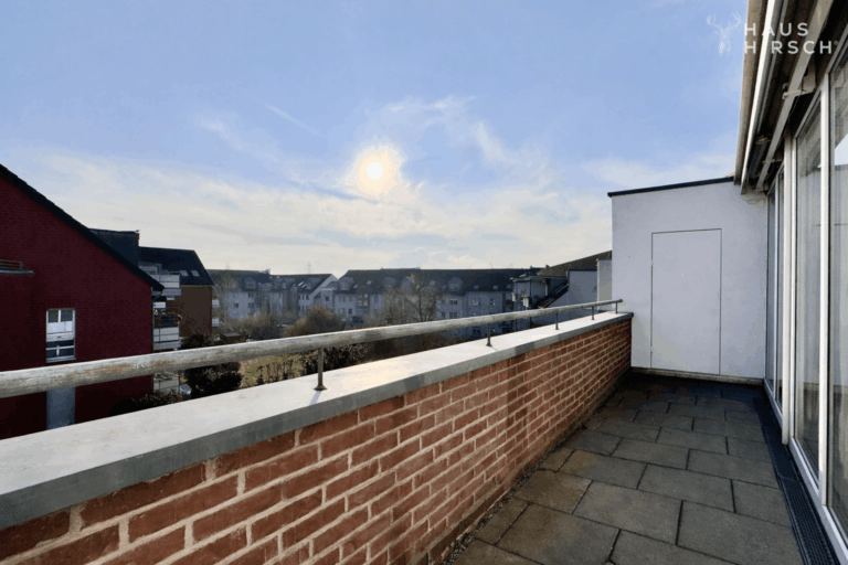 Balkon mit sonnigem Ausblick