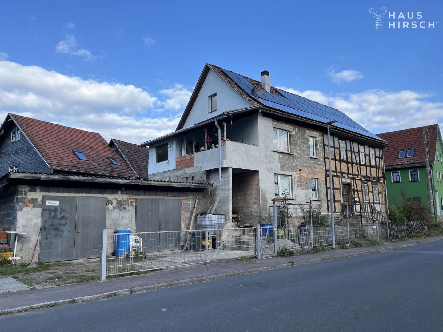 Ansicht seitlich mit Balkon und Garage