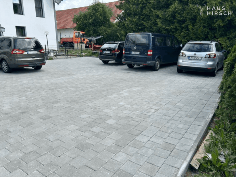 Gepflasterte Parkplätze