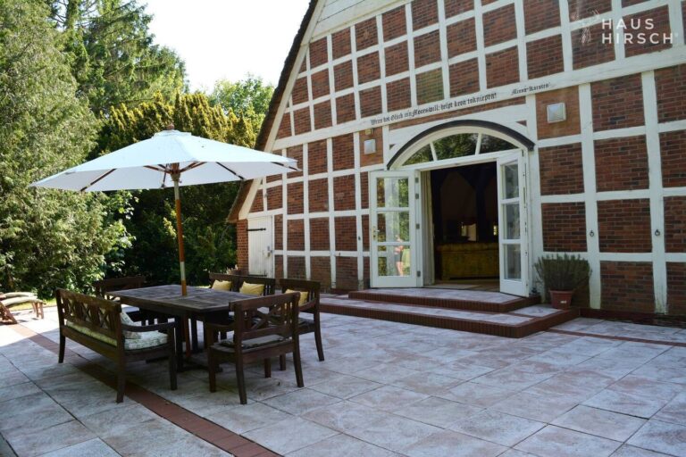 Blick auf das Landhaus mit Terrasse