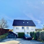 Hausfront Mit 3 Stellplätze