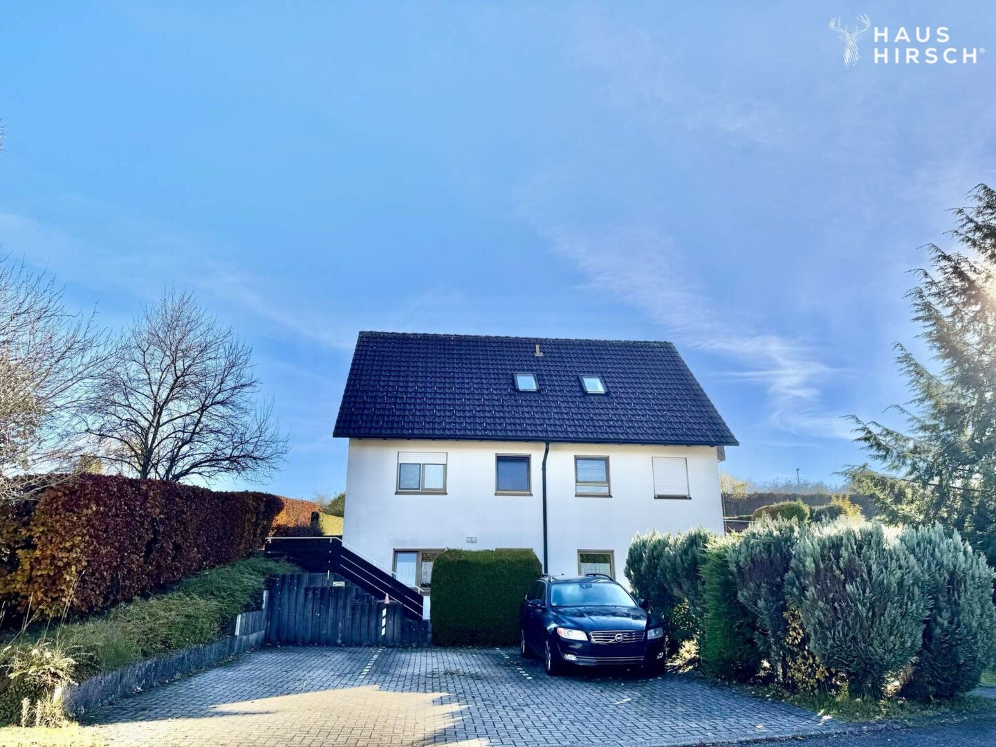 Hausfront mit 3 Stellplätze