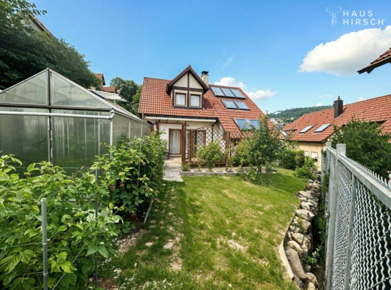 Haus vom Garten aus mit Gaube