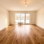 Helles Wohnzimmer Mit Balkon