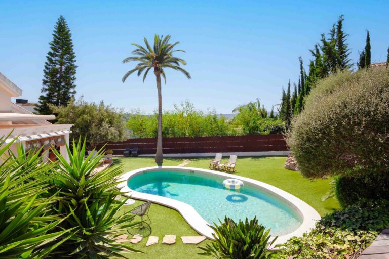 Garten  mit  Pool