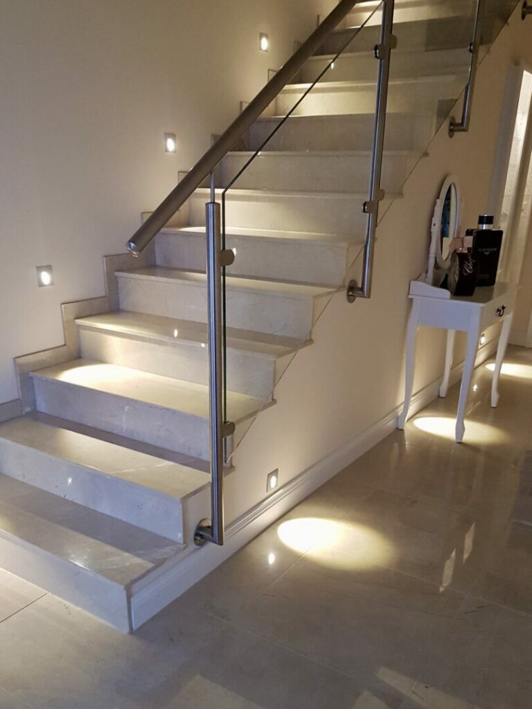 Beleuchtete Treppe ins OG