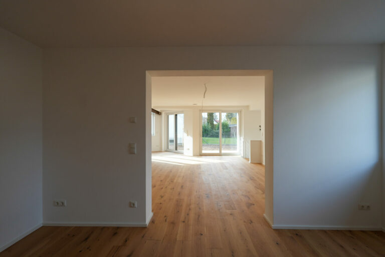 Blick aus Esszimmer ins Wohnzimmer