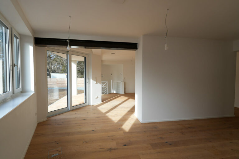 Küche mit Blick ins Wohnzimmer