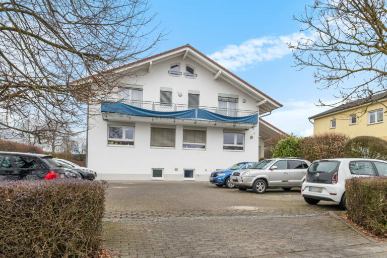 Insgesamt 12 Parkplätze und 2 Garage stehen zur Verfügung