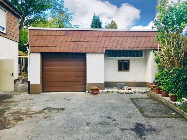 Hof und Garage