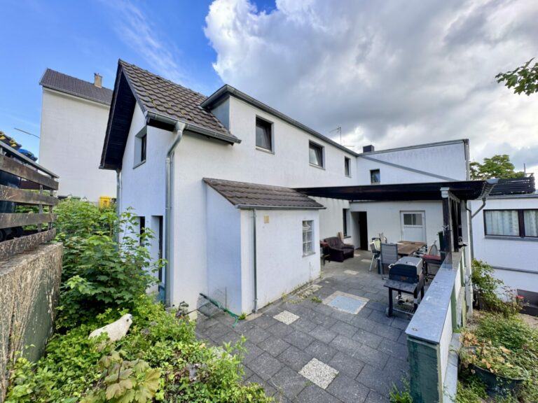 Eingang mit Terrasse