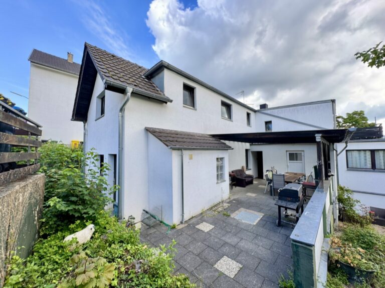 Eingang mit Terrasse