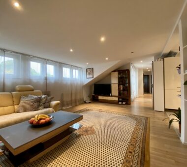 Moderne Dg-Wohnung Mit Ebk Und Balkon – Exklusives Wohnambiente 3 Wohnzimmer