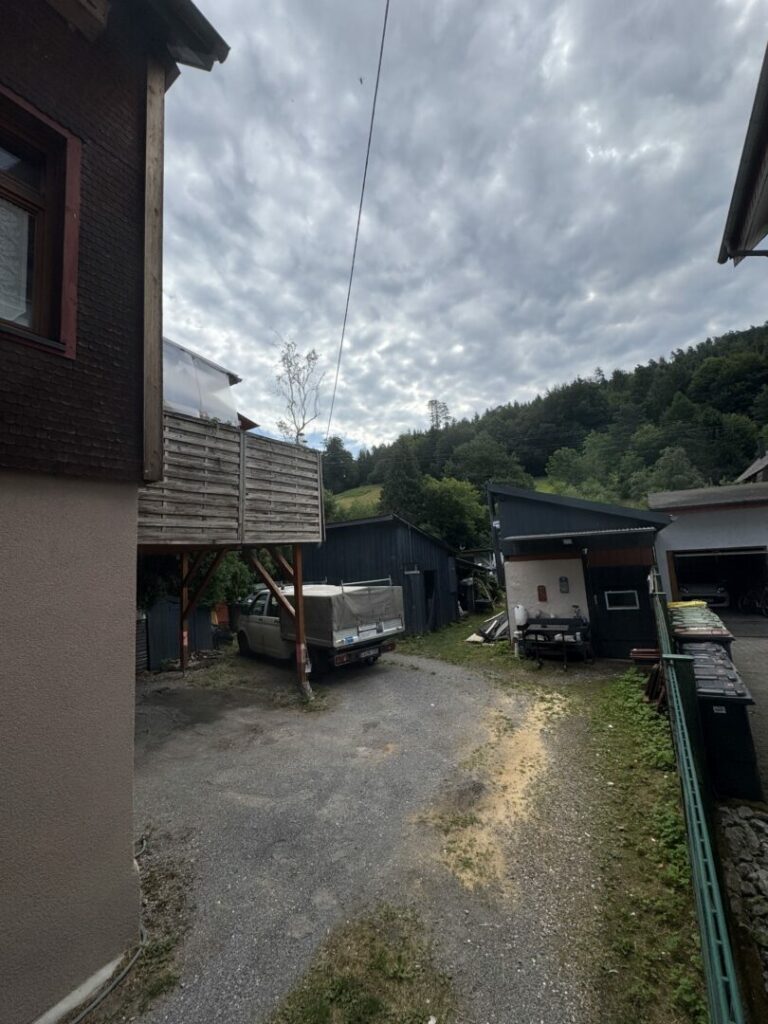 Hof und Grundstück