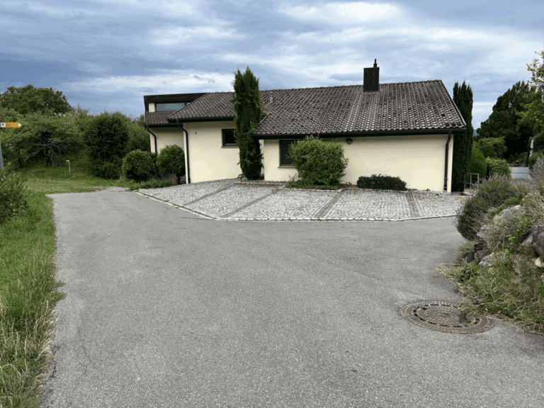 Gepflasterte Stellplätze (6+)
