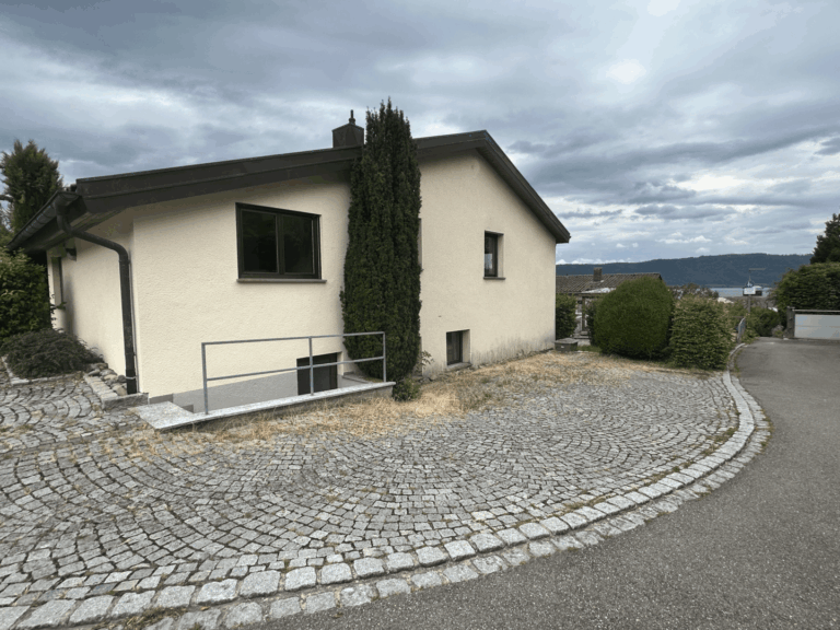 Seite mit Eingang zum UG