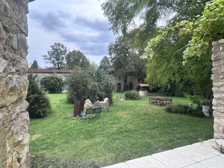 Schlossgarten mit Zehntscheuer